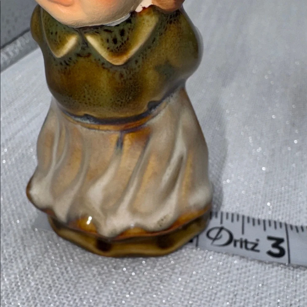 Salt and pepper shakers pilgrims holding pumpkin & apple 4x2” stoppers attached